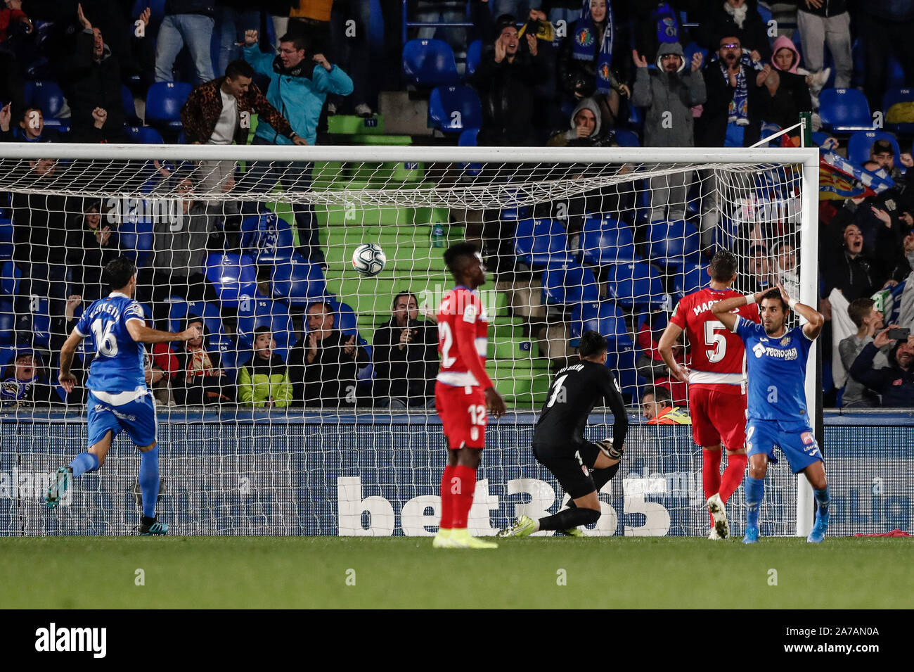 Coliseum Alfonso Perez, Madrid, Spagna. 31 ott 2019. La Liga, Club Getafe Club de Futbol versus Granada Club de Futbol; David a Timor Est (Getafe CF) celebra il suo obiettivo che ha reso 3-1 in 88 minuti - Editoriale usare carte di credito: Azione Plus sport/Alamy Live News Foto Stock