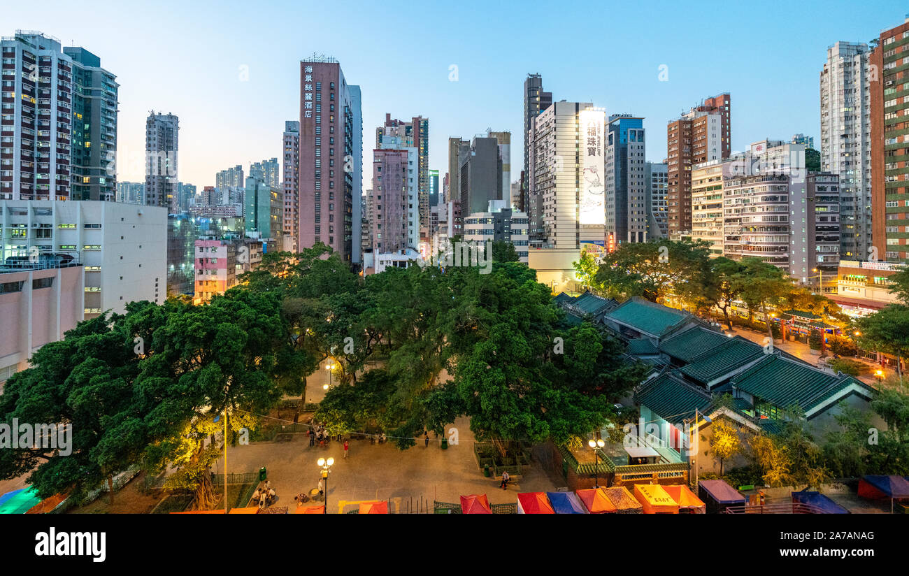 Vista serale del Tempio di Tin Hau nella stazione Yaumatei, Kowloon, Hong Kong Foto Stock