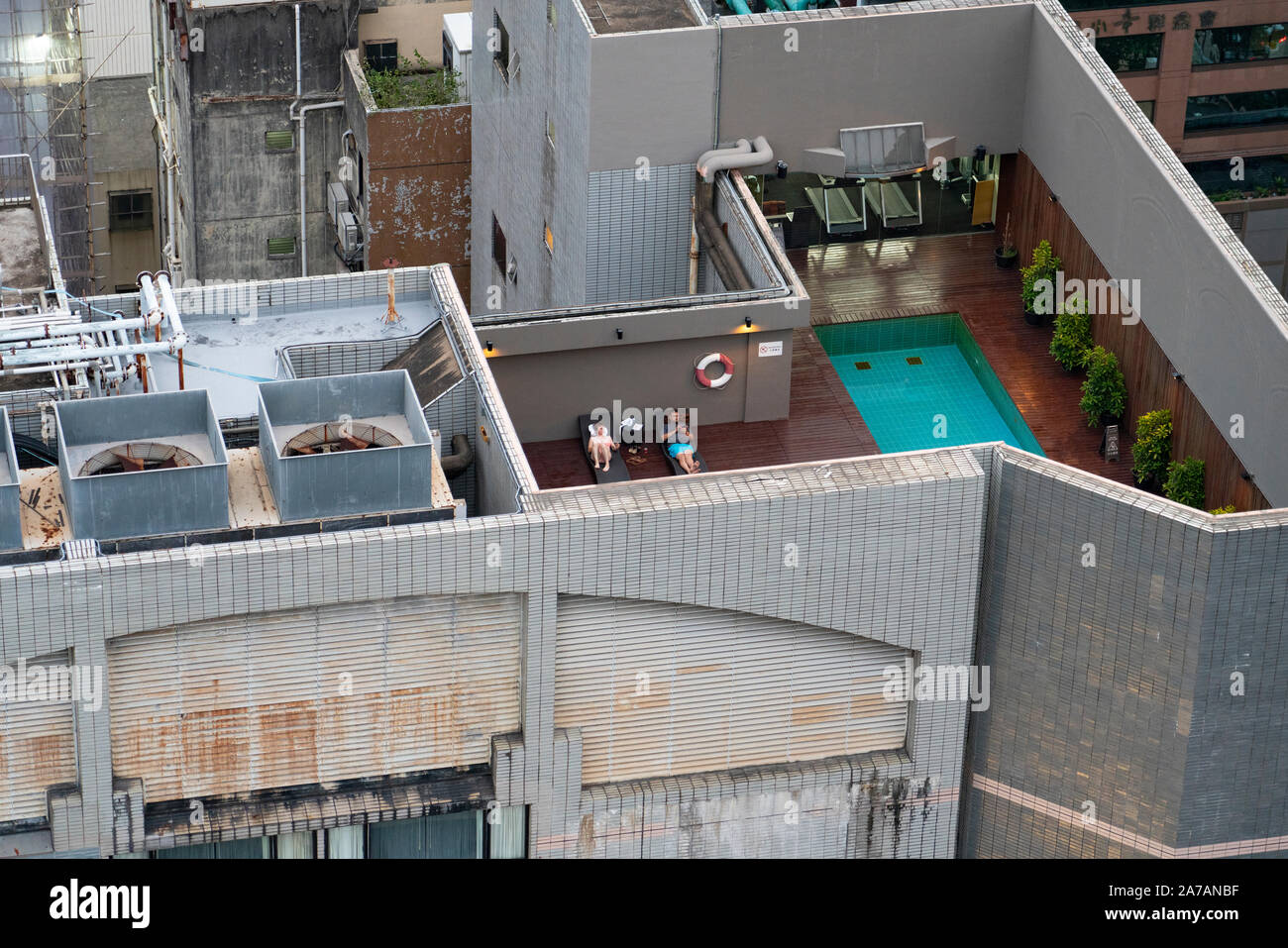 Vista del tetto urban hotel centro per lo svago con una piccola piscina in Wanchai Hong Kong Foto Stock