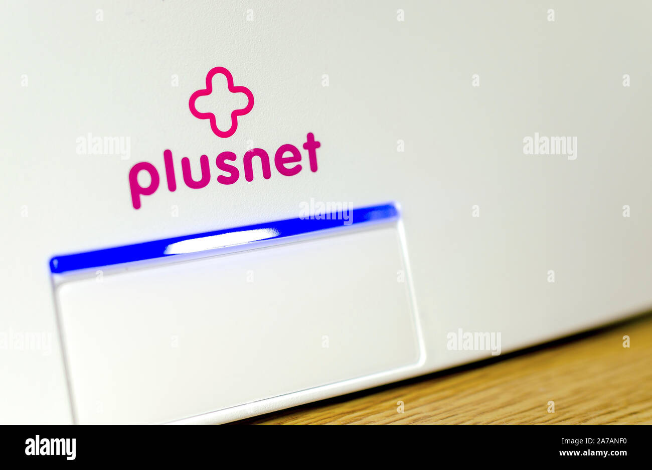 Logo Plusnet visto sul router WiFi. Plusnet è un cittadino britannico di provider di servizi internet che offre banda larga, linea telefonica e servizi di telefonia mobile. Foto Stock