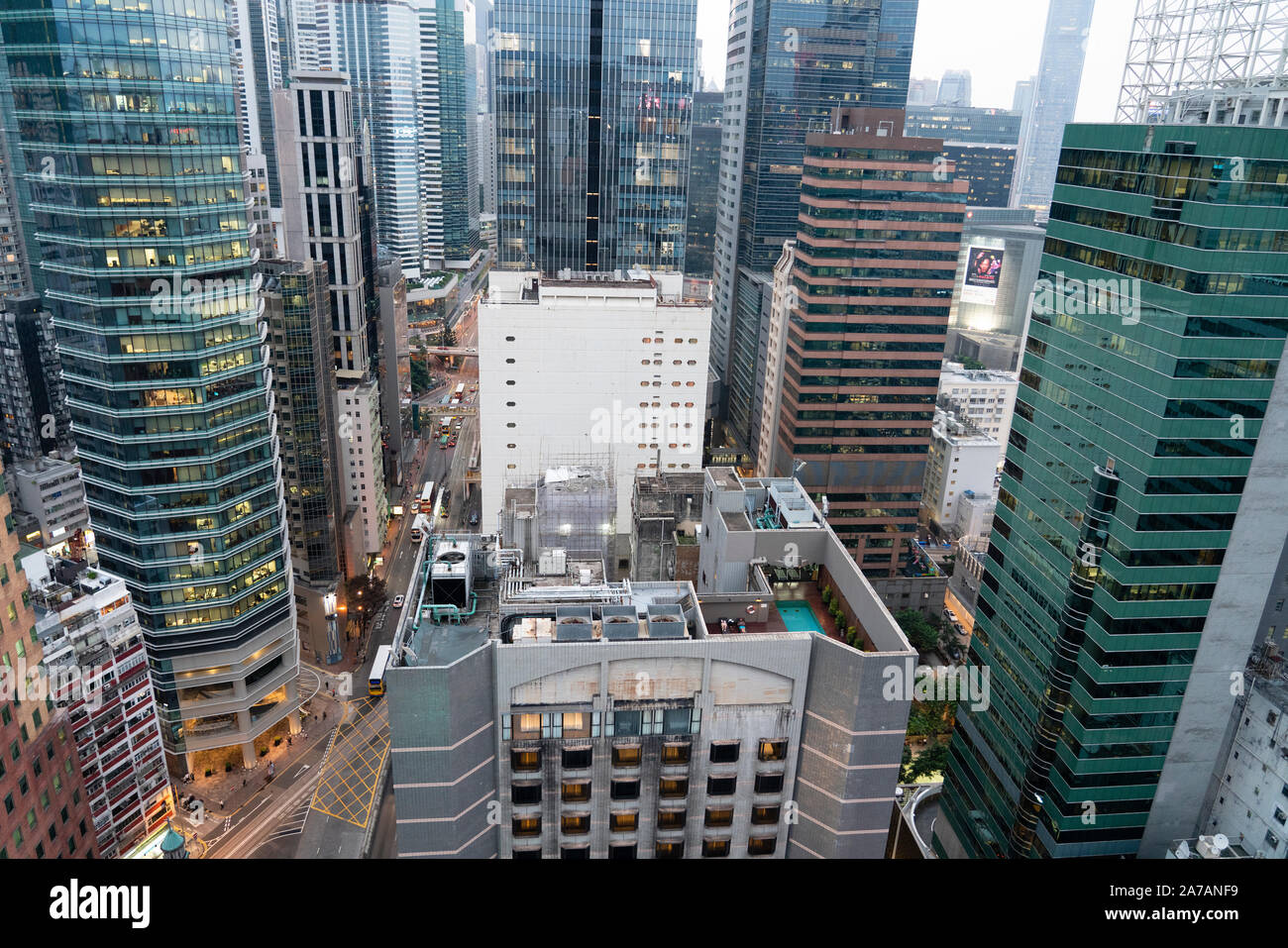 Vista del tetto urban hotel centro per lo svago con una piccola piscina in Wanchai Hong Kong Foto Stock