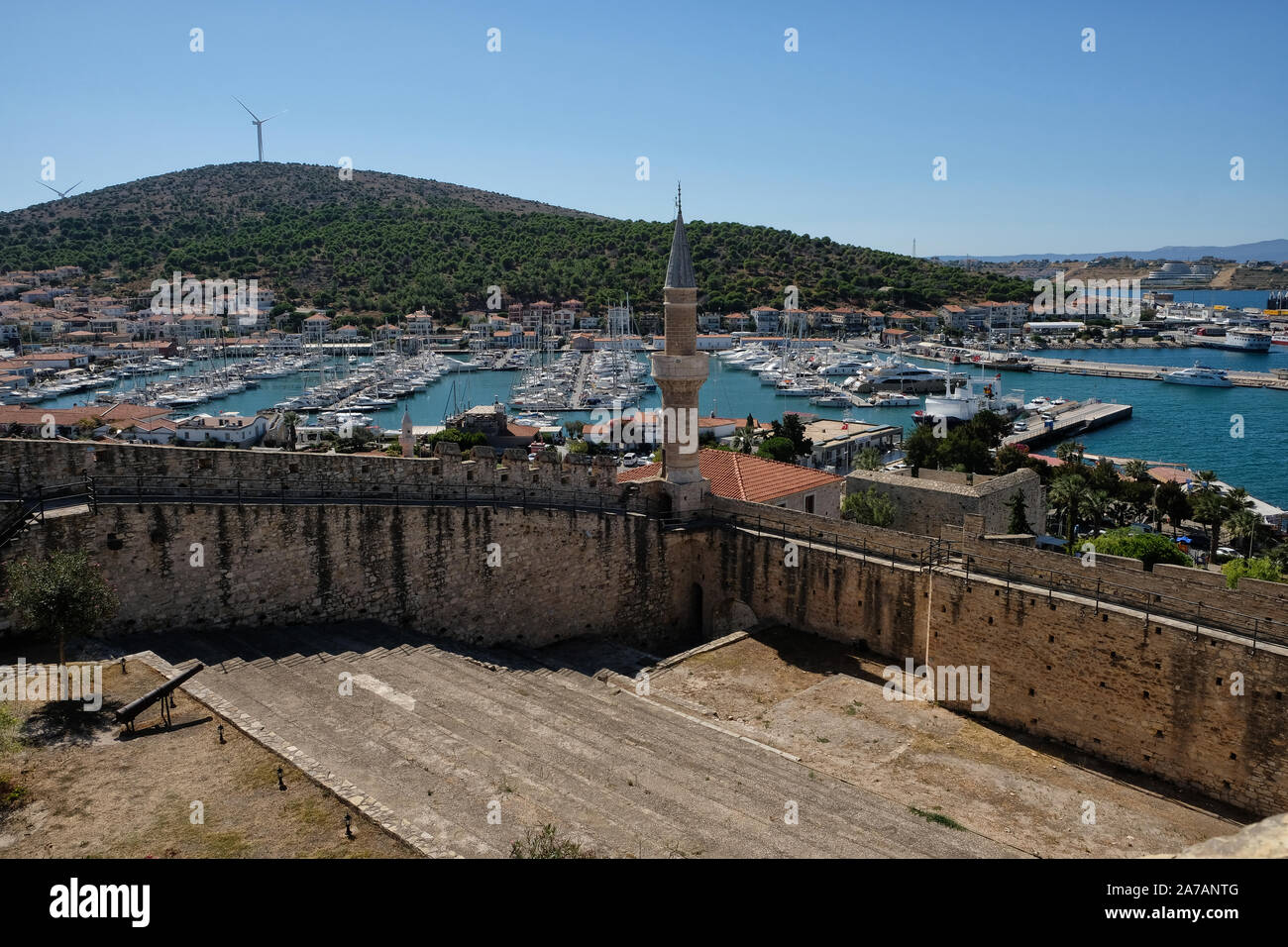 Il Cesme Castle è un 500 anno vecchio castello Ottomano si trova nel centro di Cesme, Turchia. Foto Stock