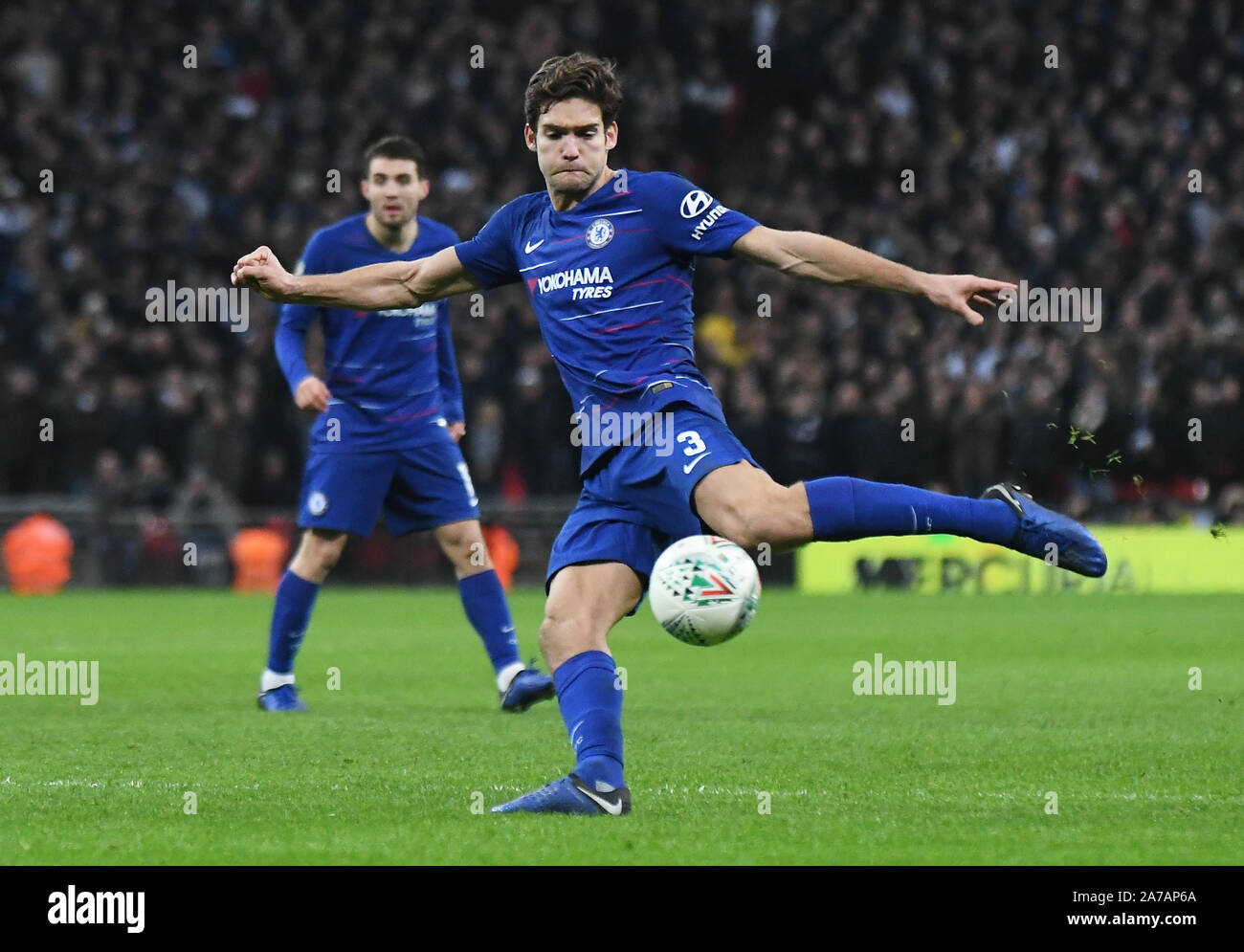 Londra, Inghilterra - Gennaio 8, 2019: Marcos Alonso di Chelsea nella foto durante la prima tappa del 2018/19 Carabao Cup semi-finale tra Tottenham Hotspur e Chelsea FC allo Stadio di Wembley. Foto Stock