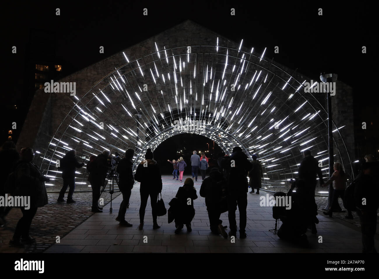 L'installazione dal titolo tutto il foro sul lungomare come parte del fiume di luce luminarie. La copertina è da luce raccolta d'Arte - Artista Vendel & de Wolf a Wapping Wall, Liverpool. Foto Stock