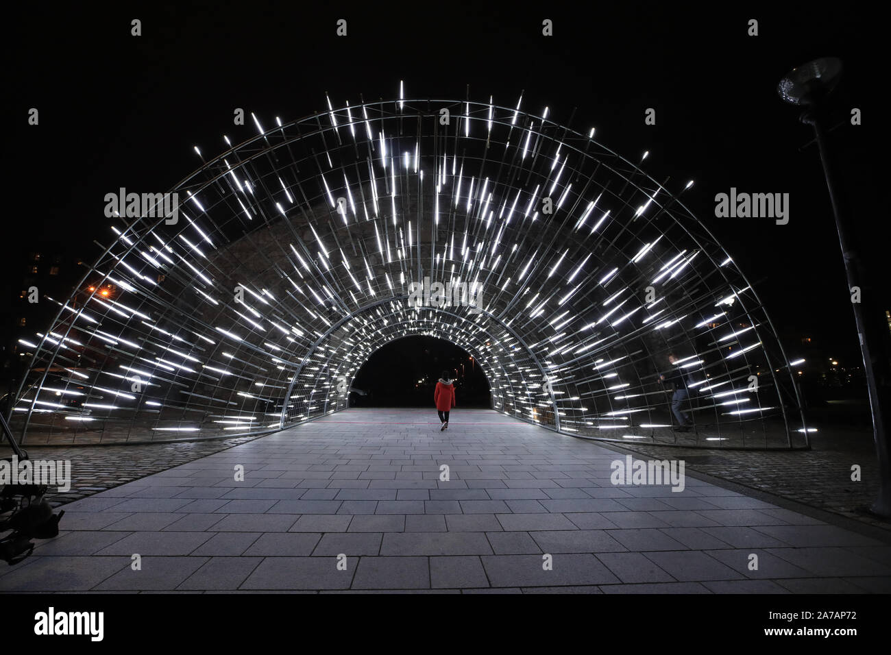 L'installazione dal titolo tutto il foro sul lungomare come parte del fiume di luce luminarie. La copertina è da luce raccolta d'Arte - Artista Vendel & de Wolf a Wapping Wall, Liverpool. Foto Stock