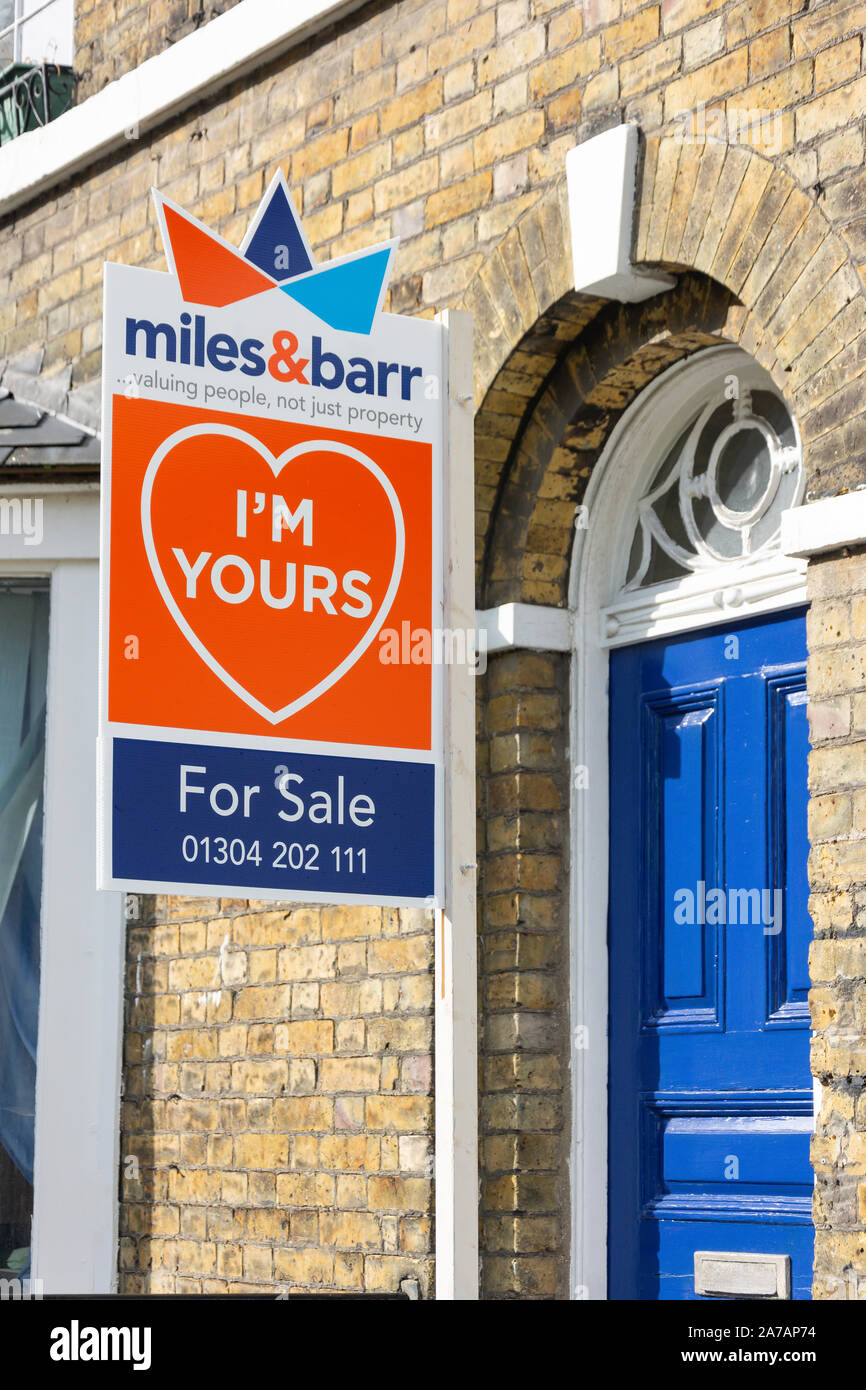 Casa " per la vendita " segno al di fuori di proprietà, Castle Street, Dover, Kent, England, Regno Unito Foto Stock