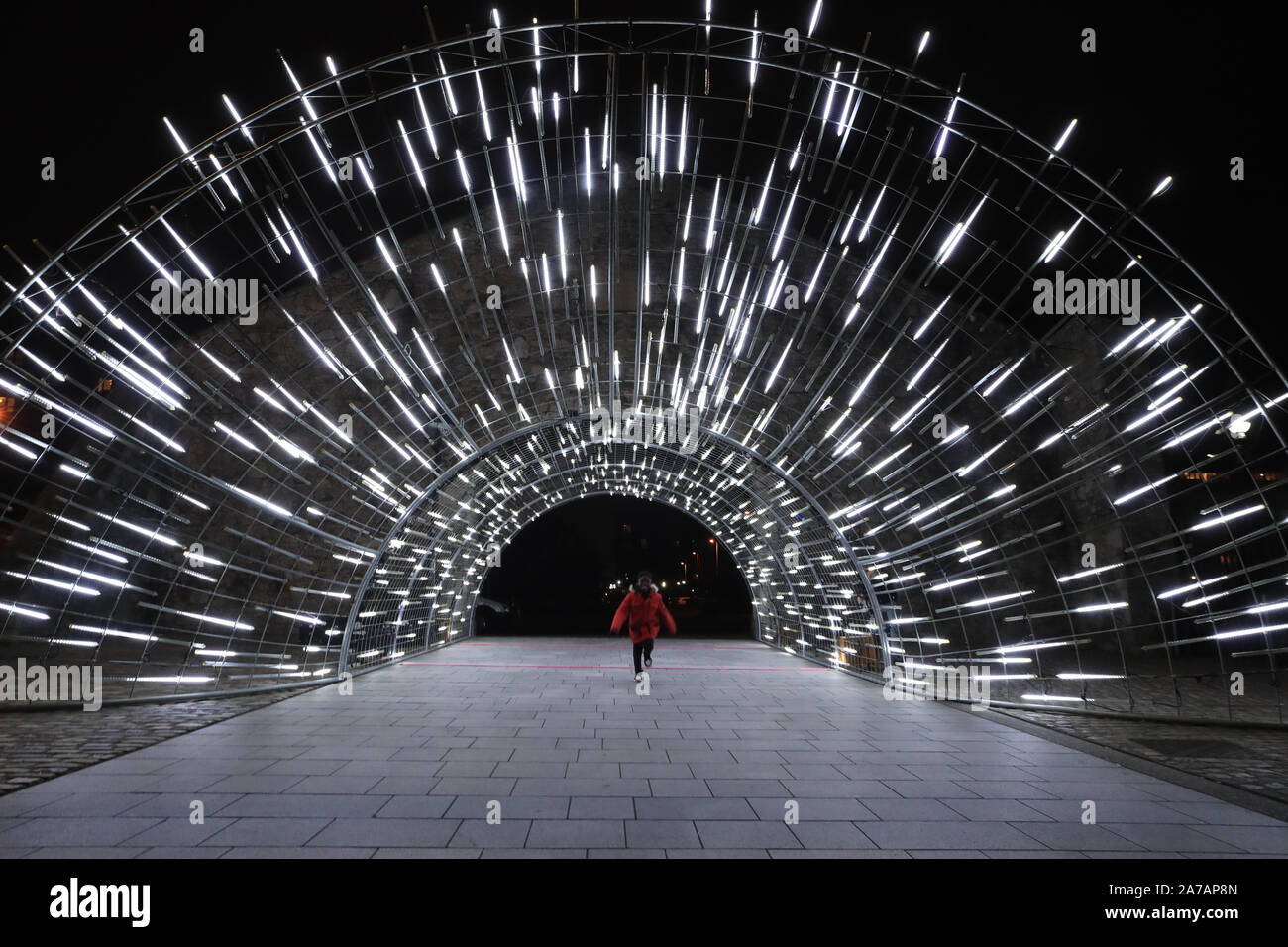 L'installazione dal titolo tutto il foro sul lungomare come parte del fiume di luce luminarie. La copertina è da luce raccolta d'Arte - Artista Vendel & de Wolf a Wapping Wall, Liverpool. Foto Stock