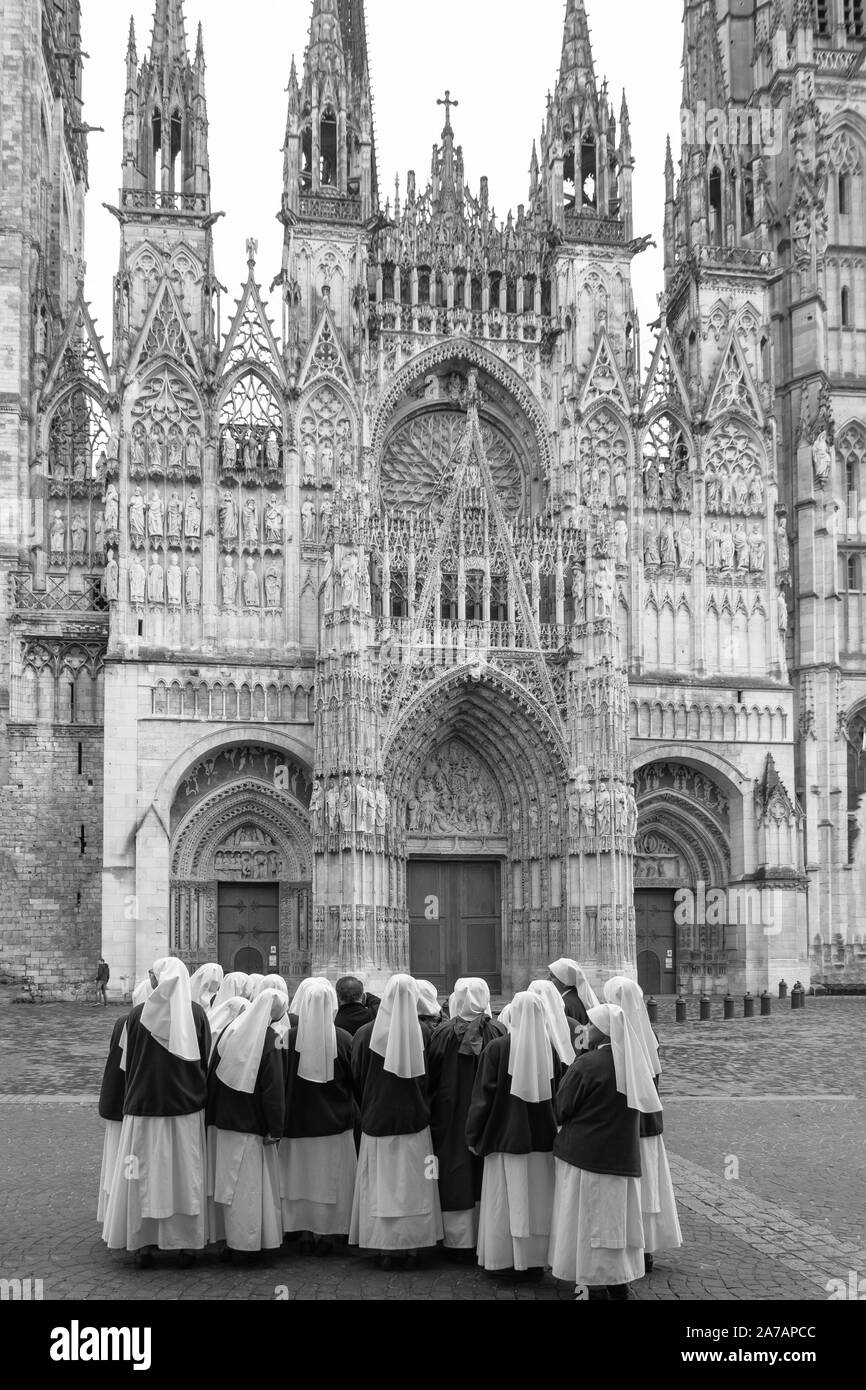 Gruppo di monache nella parte anteriore della cattedrale di Rouen, Place de la Cathedrale, Rouen, Normandia, Francia Foto Stock