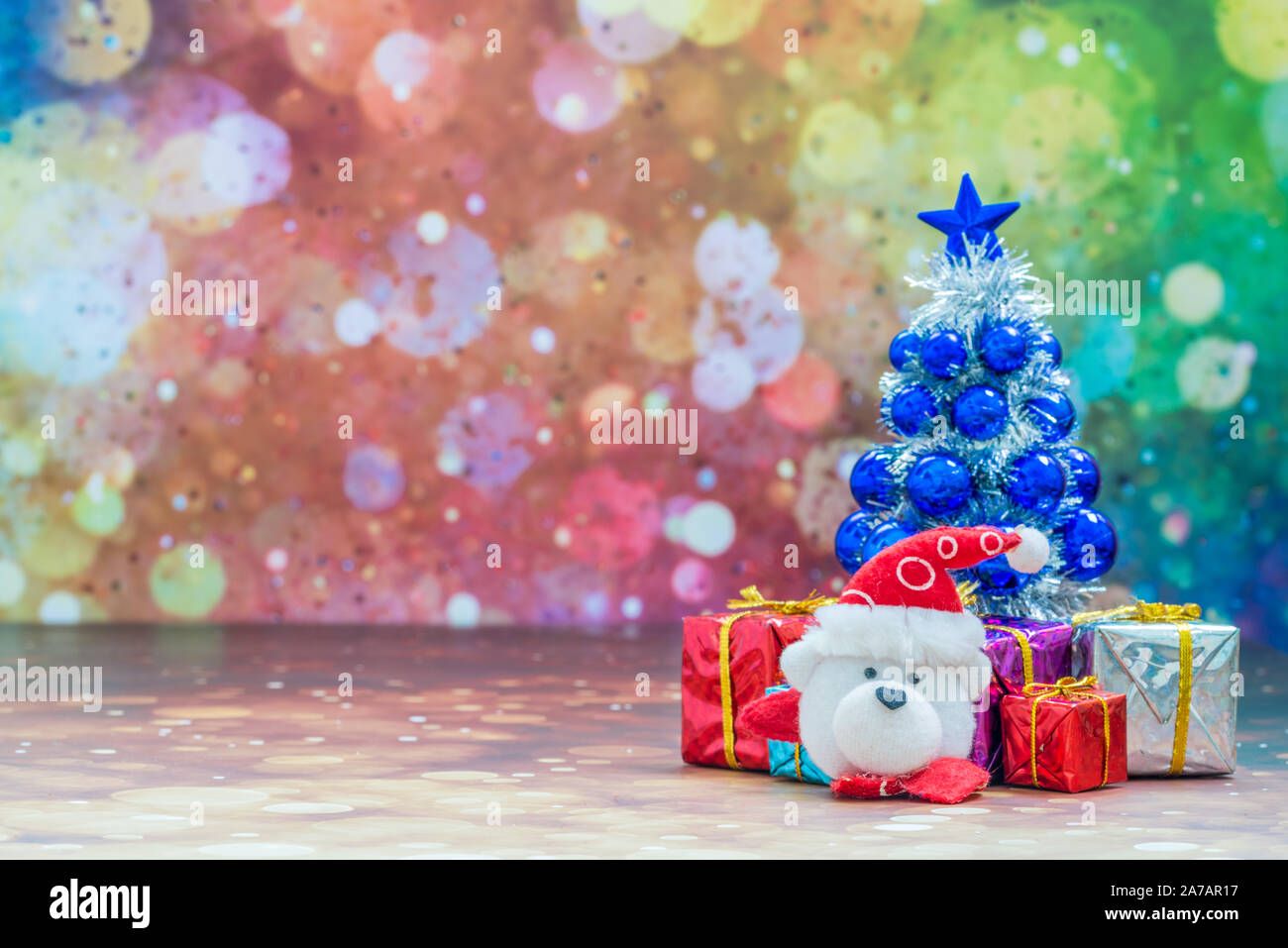 Stagione di festa di Natale sfondo con decorazioni. Buon Natale Nuovo Anno raccolta, doni e ornamenti decorativi. Copia vuota spazio per il testo. Foto Stock