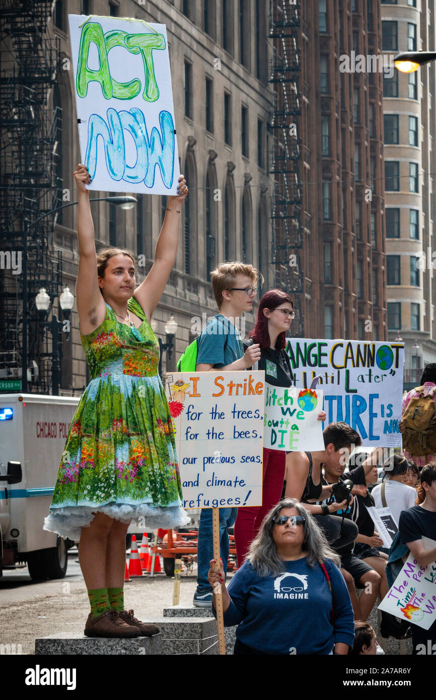 Chicago agli studenti che partecipano a la gioventù internazionale clima sciopero venerdì 9/20/19 durante le ore scolastiche. I giovani e molti adulti iniziato a marciare in Grant Park vicino al Museo del campo e si è conclusa con un grande rally nel loop Federal Plaza. Foto Stock