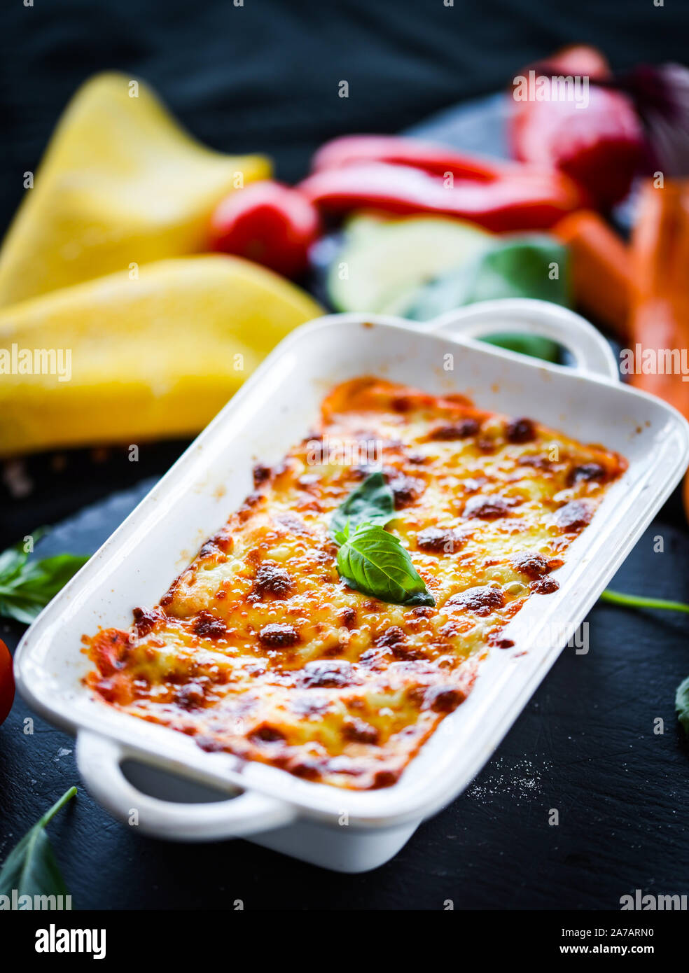 lasagne italiane fatte in casa con ingredienti freschi e deliziosi Foto Stock