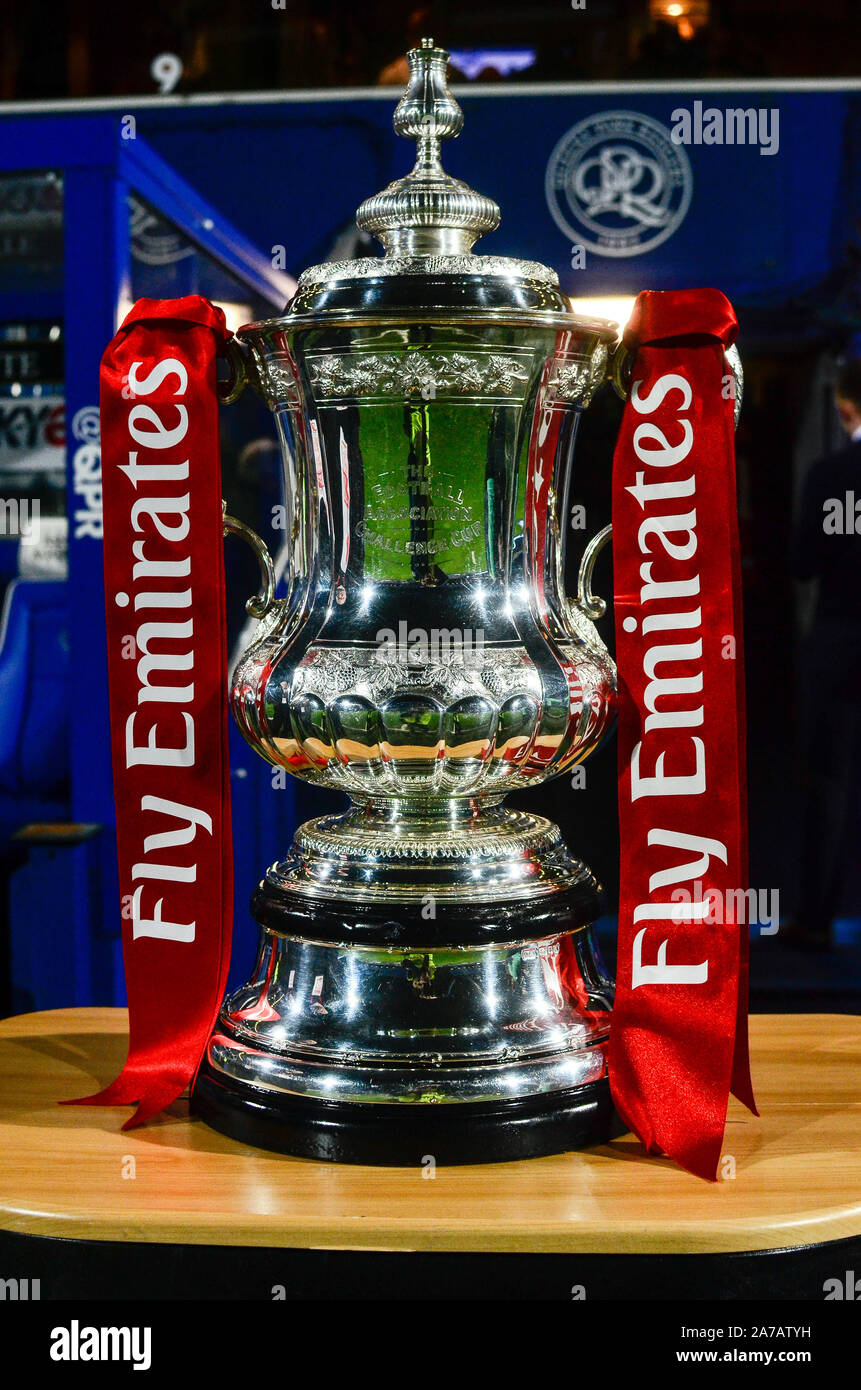 Londra, Inghilterra - 15 febbraio 2019: FA Cup Trofeo nella foto prima del 2018/19 FA Cup quinto round gioco tra il Queens Park Rangers FC e Watford FC a Loftus Road Stadium. Foto Stock