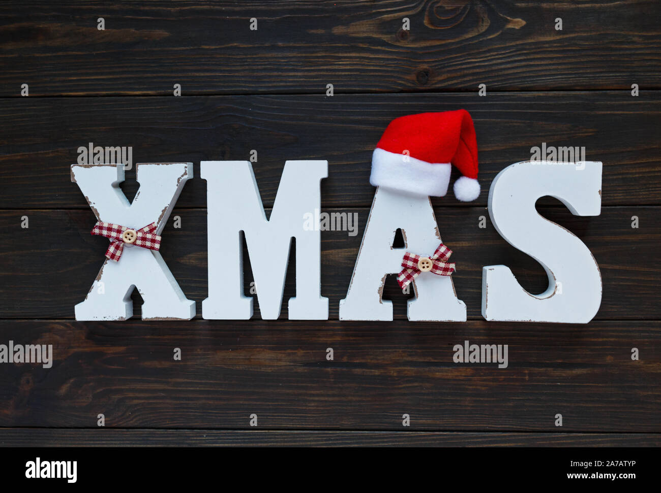 Titolo Xmas in legno con le lettere in bianco su marrone sullo sfondo di legno. Christmas Festive card, vacanze Foto Stock