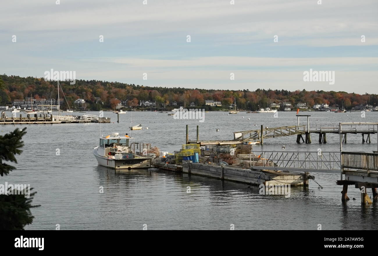 Boothbay, ME / STATI UNITI D'America - 20 Ottobre 2019: Harbour azienda barche da pesca con aragosta trappole e gabbie di granchio Foto Stock
