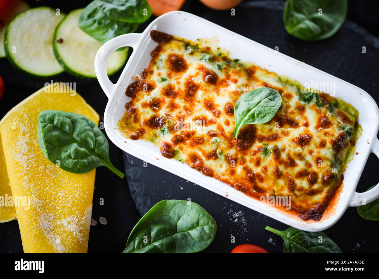 lasagne italiane fatte in casa con ingredienti freschi e deliziosi Foto Stock