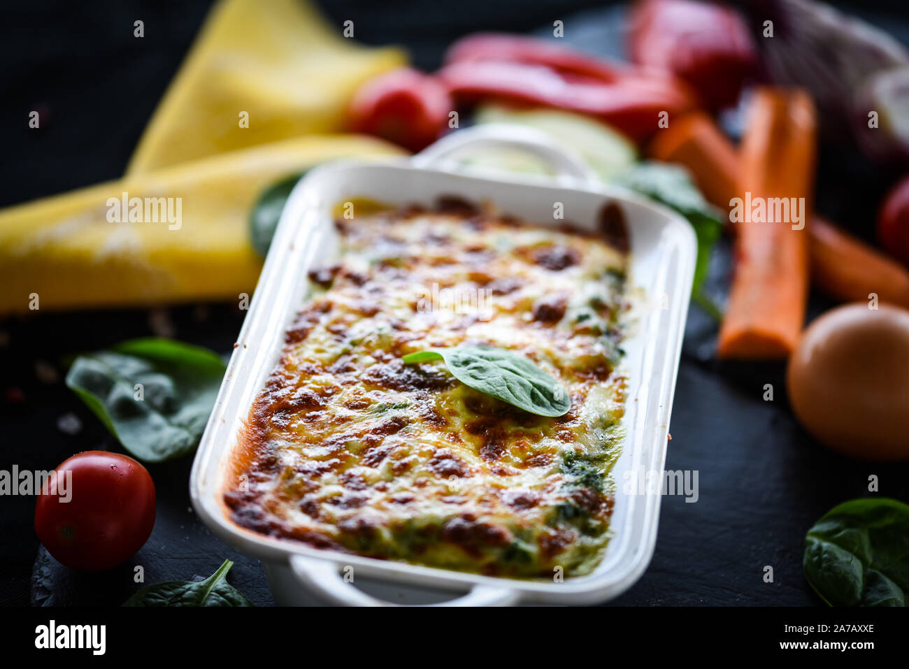lasagne italiane fatte in casa con ingredienti freschi e deliziosi Foto Stock