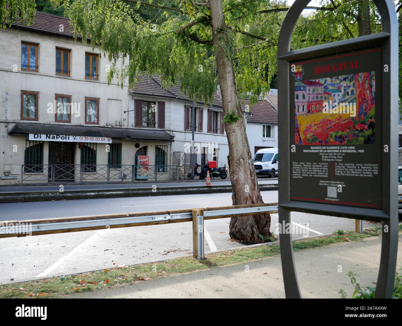 AJAXNETPHOTO. BOUGIVAL, FRANCIA. - PAESAGGIO URBANO - SULLA STRADA A DOPPIA CARREGGIATA D113 CHE COSTEGGIA LA SENNA A QUAI RENNEQUIN SUALEM. UNA SCENA DIPINTA DAL PITTORE FAUVIST/ESPRESSIONISTA MAURICE DE VLAMINCK DAL TITOLO ' RESTAURANT DE LA MACHINE A BOUGIVAL 1905' (VEDI PANNELLO INFORMATIVO PER L'ARTISTA A DESTRA); GLI EDIFICI DEL DIPINTO DI VLAMINCK SONO ANCORA IN PIEDI, MA IL RISTORANTE OGGI CHIAMATO LA NAPOLI IN QUESTA FOTO È UNA PIZZERIA. LA LOCALITÀ È STATA FREQUENTATA ANCHE DA ARTISTI IMPRESSIONISTI DEL 19TH ° SECOLO, TRA CUI ALFRED SISLEY, CAMIILE PISSARRO, E CLAUDE MONET. PHOTO:JONATHAN EASTLAND/AJAX REF:GX8_192609 Foto Stock