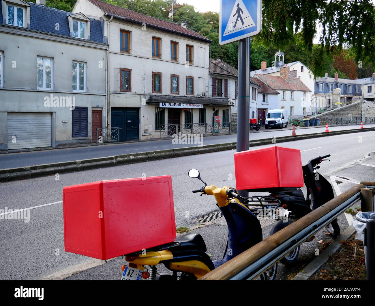 AJAXNETPHOTO. BOUGIVAL, FRANCIA. - PAESAGGIO URBANO - SULLA STRADA A DOPPIA CARREGGIATA D113 CHE COSTEGGIA LA SENNA A QUAI RENNEQUIN SUALEM, SCENA DIPINTA DAL PITTORE FAUVIST/ESPRESSIONISTA MAURICE DE VLAMINCK DAL TITOLO " RESTAURANT DE LA MACHINE A BOUGIVAL 1905"; GLI EDIFICI DEL DIPINTO DI VLAMINCK SONO ANCORA IN PIEDI, MA IL RISTORANTE ORA CHIAMATO LA NAPOLI IN QUESTA FOTO È UNA PIZZERIA. LA LOCALITÀ È STATA FREQUENTATA ANCHE DA ARTISTI IMPRESSIONISTI DEL 19TH ° SECOLO, TRA CUI ALFRED SISLEY, CAMIILE PISSARRO, E CLAUDE MONET. PHOTO:JONATHAN EASTLAND/AJAX RIF:GX8_192609_638 Foto Stock