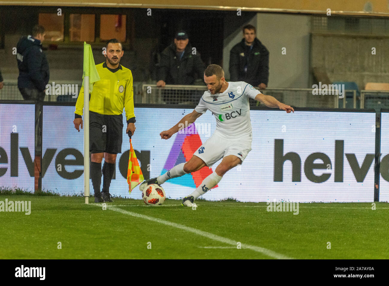 Losanna, Svizzera. 31 ott 2019. Nikola Boranijasevic di Losanna Sport rende un angolo durante la partita della Swiss Football Cup tra sport di Losanna e Neuchâtel Xamax. Losanna Sport vince 6-0. (Foto di Eric Dubost/Pacific Stampa) Credito: Pacific Press Agency/Alamy Live News Foto Stock