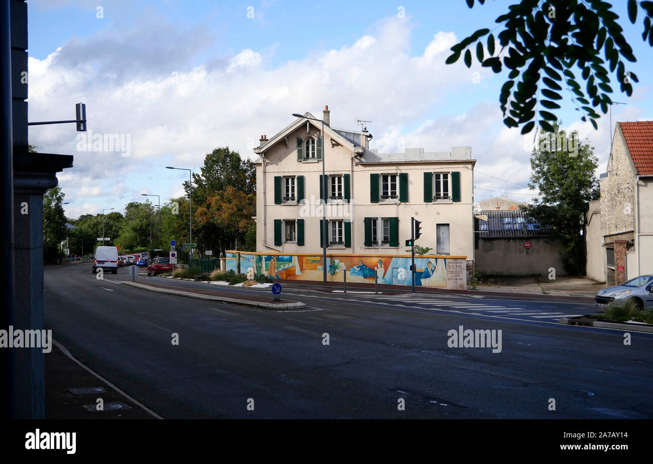 AJAXNETPHOTO. BOUGIVAL, FRANCIA. - CASA D'ARTISTA - CASA VICINO AL FIUME SENNA ALL'ANGOLO DELLA TRAFFICATA STRADA D321, VISSUTA DALL'ARTISTA IMPRESSIONISTA BERTHE MORISOT DAL 1881 AL 1884.PROPRIETÀ RINNOVATA NEL 2023.FOTO:JONATHAN EASTLAND/AJAX REF:GX8 192609 664 Foto Stock