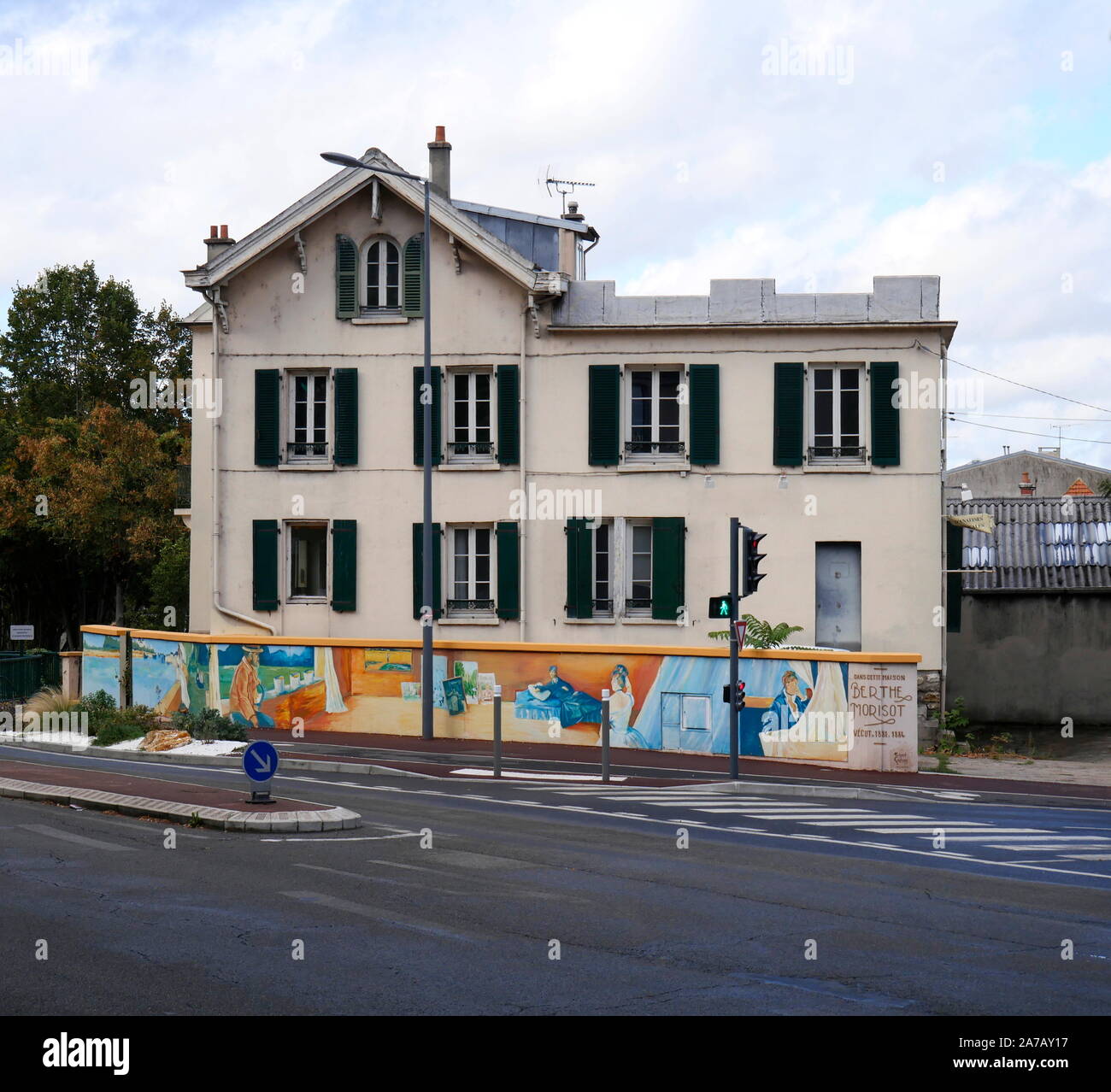 AJAXNETPHOTO. BOUGIVAL, FRANCIA. - CASA D'ARTISTA - CASA VICINO AL FIUME SENNA ALL'ANGOLO DELLA TRAFFICATA STRADA D321, VISSUTA DALL'ARTISTA IMPRESSIONISTA BERTHE MORISOT DAL 1881 AL 1884. STRUTTURA RINNOVATA NEL 2023. FOTO:JONATHAN EASTLAND/AJAX RIF:GX8 192609 666 Foto Stock