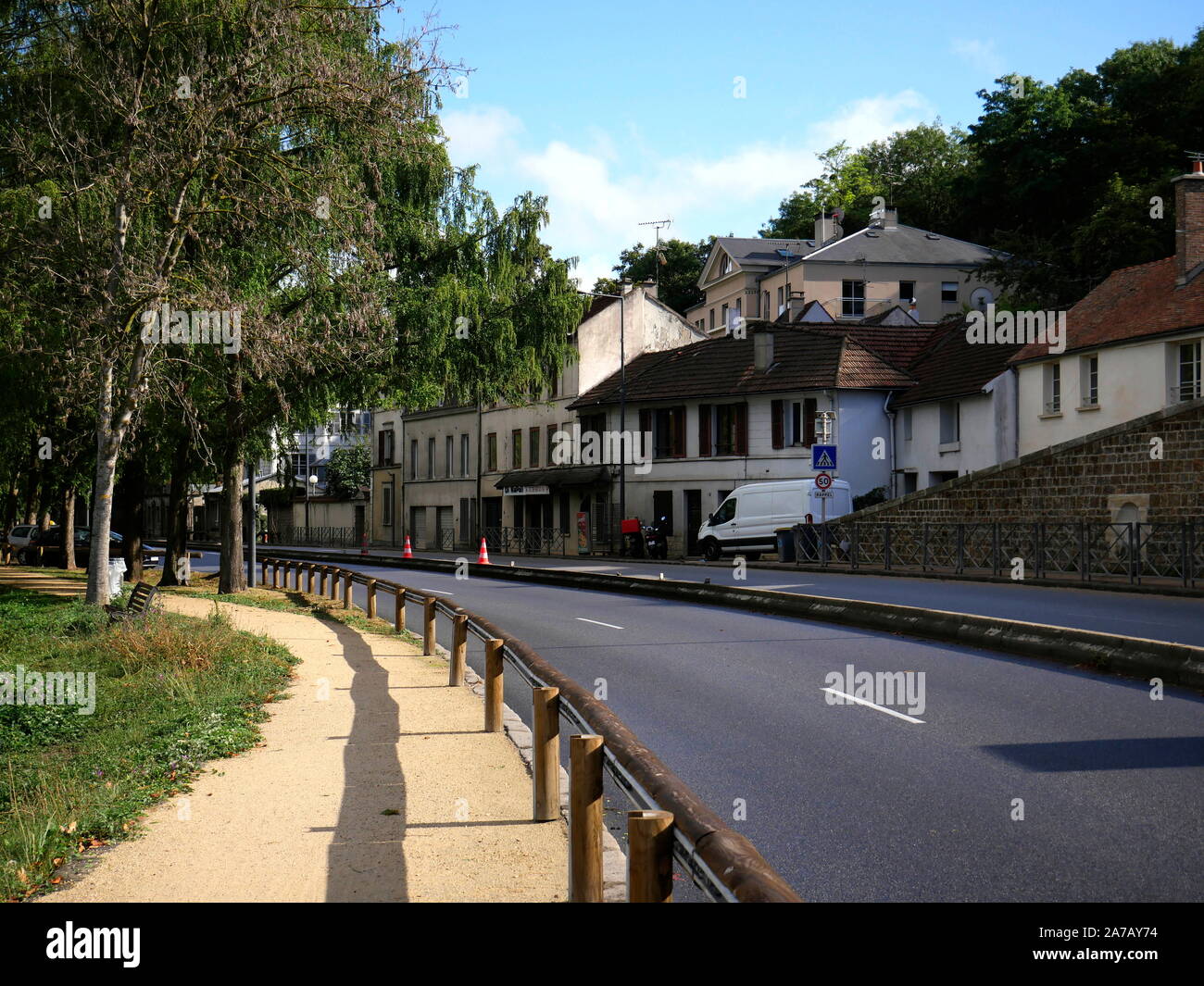 AJAXNETPHOTO. BOUGIVAL, FRANCIA. - PAESAGGIO URBANO - GUARDANDO VERSO EST VERSO PARIGI LUNGO LA D113 AL CONFINE CON LA SENNA A QUAI RENNEQUIN SUALEM, LOCALITÀ FREQUENTATA DA ARTISTI IMPRESSIONISTI DEL 19TH ° SECOLO, TRA CUI ALFRED SISLEY, CAMILE PISSARRO, CLAUDE MONET E FAUVIST MAURICE DE VLAMINCK. SISLEY FECE UN DIPINTO QUI VICINO CHE COMPRENDEVA LA STRADA, GLI EDIFICI E LA RAMPA SULLA DESTRA CHE CONDUCE ALLA 'MACCHINA DE MARLY'.PHOTO:JONATHAN EASTLAND/AJAX REF:GX8_192609_630 Foto Stock