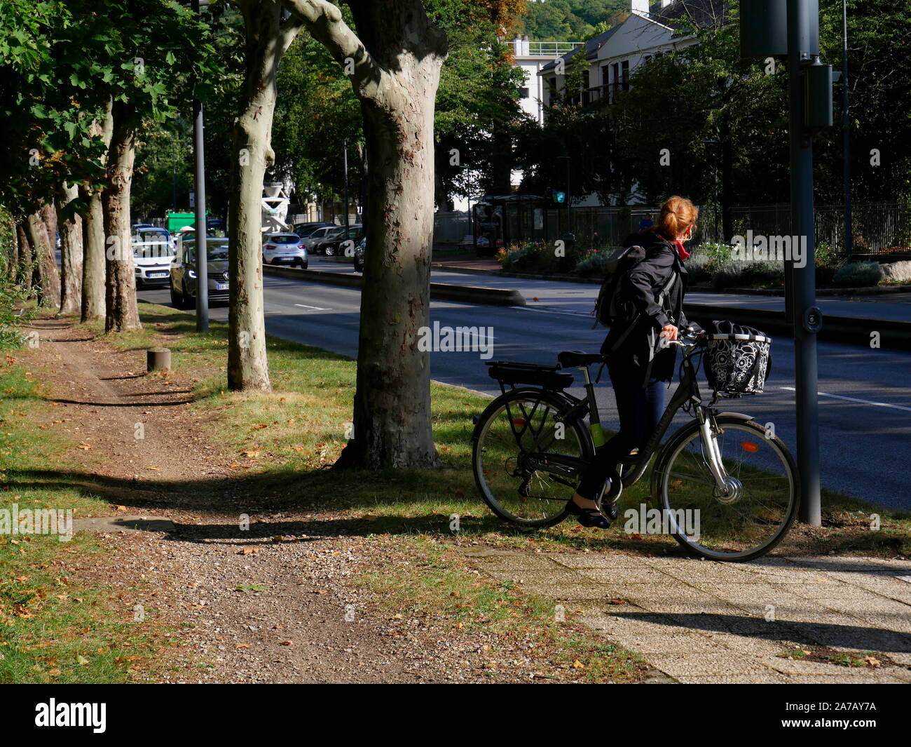 AJAXNETPHOTO. BOUGIVAL, Francia. - Paesaggio Urbano - guardando ad est verso Parigi lungo la D113 con il sentiero e cycleway (sinistra) confinante con il fiume Senna, località frequentate dal XIX secolo gli artisti impressionisti, tra cui Alfred Sisley, CAMIILE PISSARRO, Claude Monet e FAUVIST MAURICE DE VLAMINCK. Foto:JONATHAN EASTLAND/AJAX REF:GX8_192609_650 Foto Stock