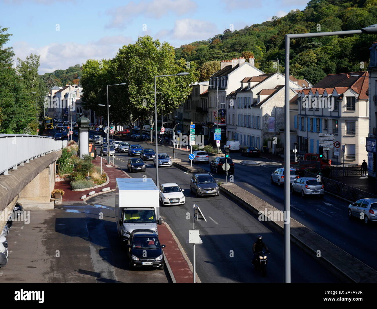 AJAXNETPHOTO. BOUGIVAL, Francia. - Paesaggio Urbano - guardando ad est verso Parigi lungo la trafficata D113 confinante con il fiume Senna, posizione una volta frequentata da XIX secolo artisti impressionista Alfred Sisley, Camille Pissarro, Claude Monet, il FAUVIST MAURICE DE VLAMINCK E XIX SECOLO Il pittore inglese J.M.W.Turner che ha compiuto diversi dipinti del Fiume Senna nelle vicinanze.foto:JONATHAN EASTLAND/AJAX REF:GX8_192609_658 Foto Stock