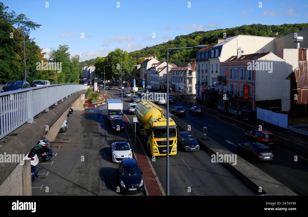 AJAXNETPHOTO. BOUGIVAL, Francia. - Paesaggio Urbano - guardando ad est verso Parigi lungo la trafficata D113 confinante con il fiume Senna, posizione una volta frequentata da XIX secolo artisti impressionista Alfred Sisley, Camille Pissarro, Claude Monet, il FAUVIST MAURICE DE VLAMINCK E XIX SECOLO Il pittore inglese J.M.W.Turner che ha compiuto diversi dipinti del Fiume Senna nelle vicinanze.foto:JONATHAN EASTLAND/AJAX REF:GX8_192609_660 Foto Stock