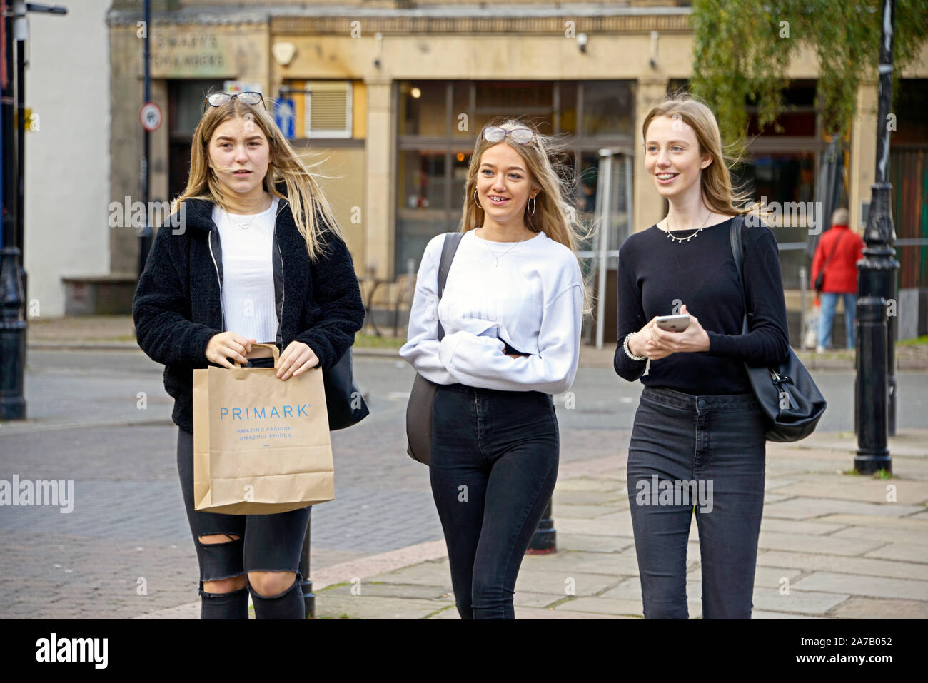 Le tre ragazze fuori shopping nel Derby. Foto Stock