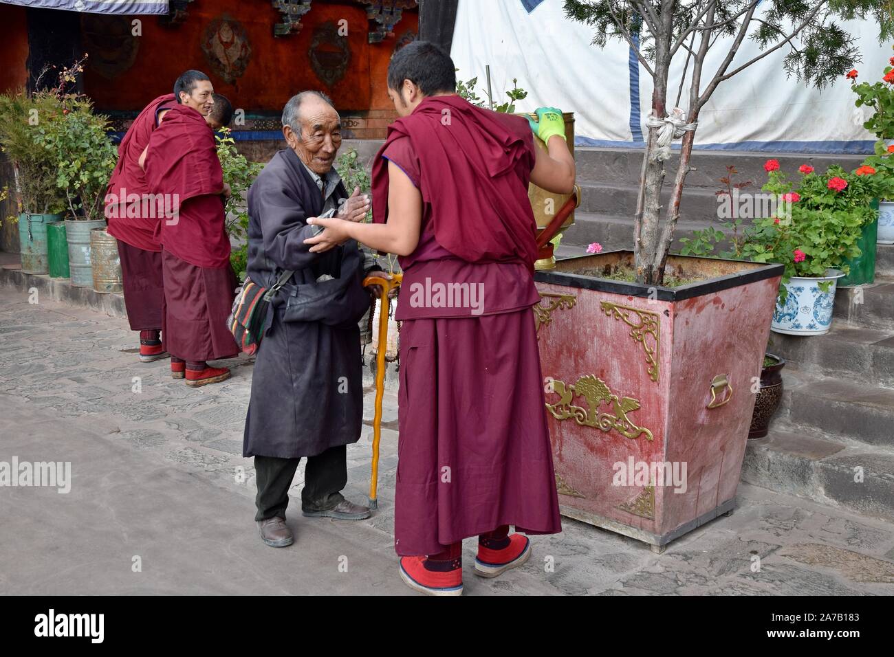 Monastero di TASHILHUNPO, Shigatse, nel Tibet - circa ottobre 2019: Uno dei sei grandi monasteri di Ghelupa (o cappello giallo setta) in Tibet Foto Stock