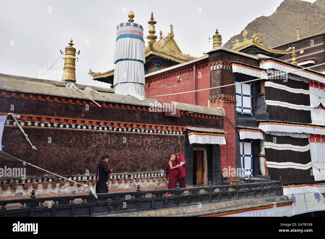 Monastero di TASHILHUNPO, Shigatse, nel Tibet - circa ottobre 2019: Uno dei sei grandi monasteri di Ghelupa (o cappello giallo setta) in Tibet Foto Stock
