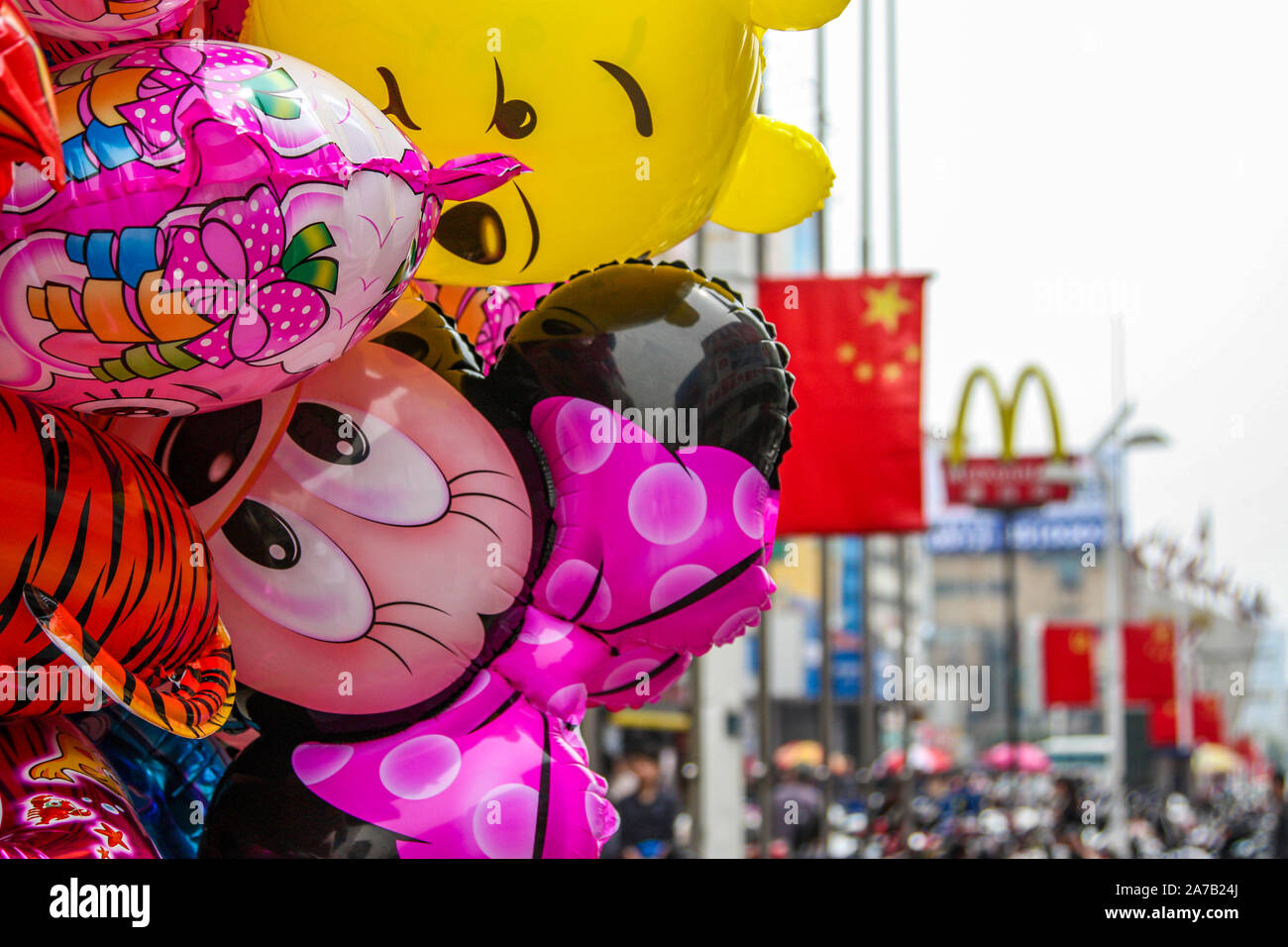 Cartoni animati Disney ballon visto la vendita per le strade della città di  Nantong, provincia dello Jiangsu, Cina. Bandiera della Cina e McDonald's  logo in background Foto stock - Alamy