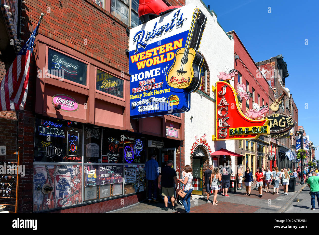 Nashville, TN, Stati Uniti d'America - 21 Settembre 2019: la storica Broadway Street ha molte attrazioni come honky-tonks e bar con musica dal vivo, negozi e re Foto Stock