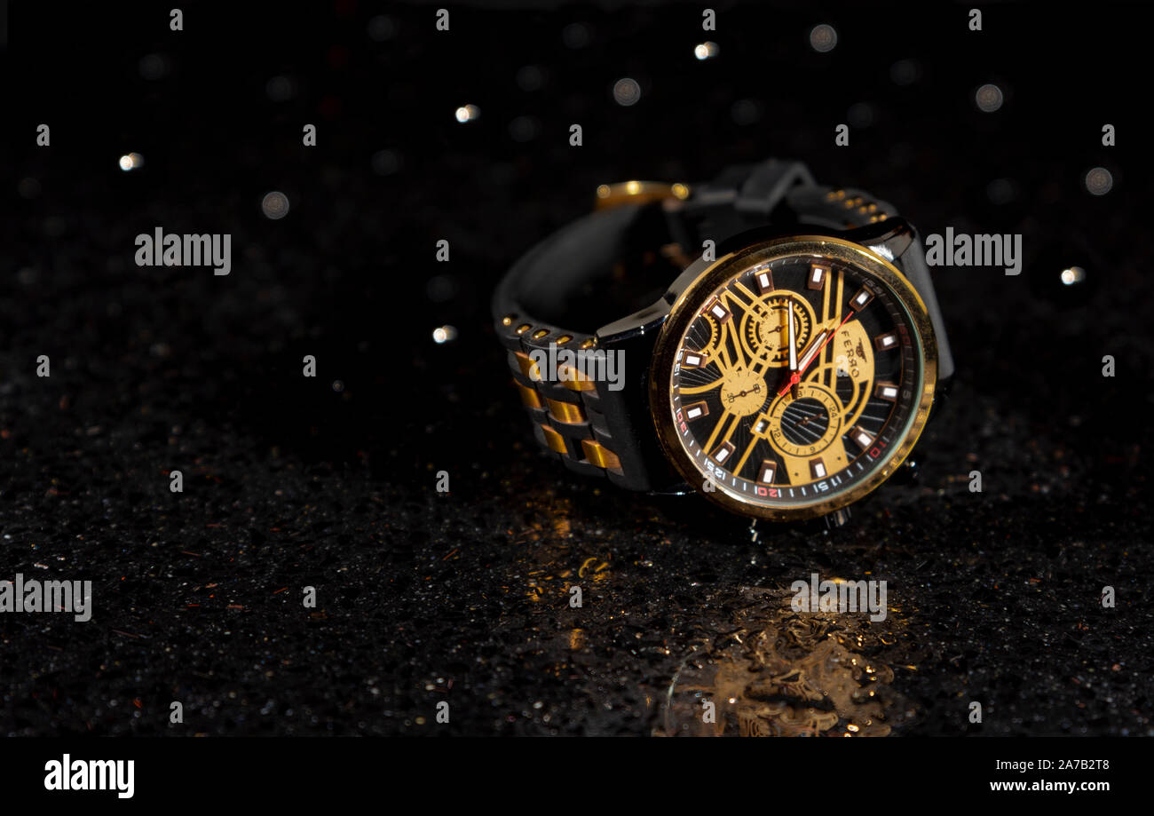 Incredibile orologio d'oro. Foto Stock