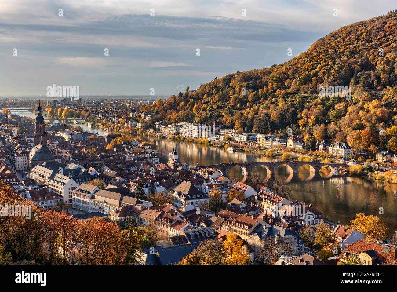 Vista sulla città vecchia di Heidelberg con vibranti colori autunnali Foto Stock