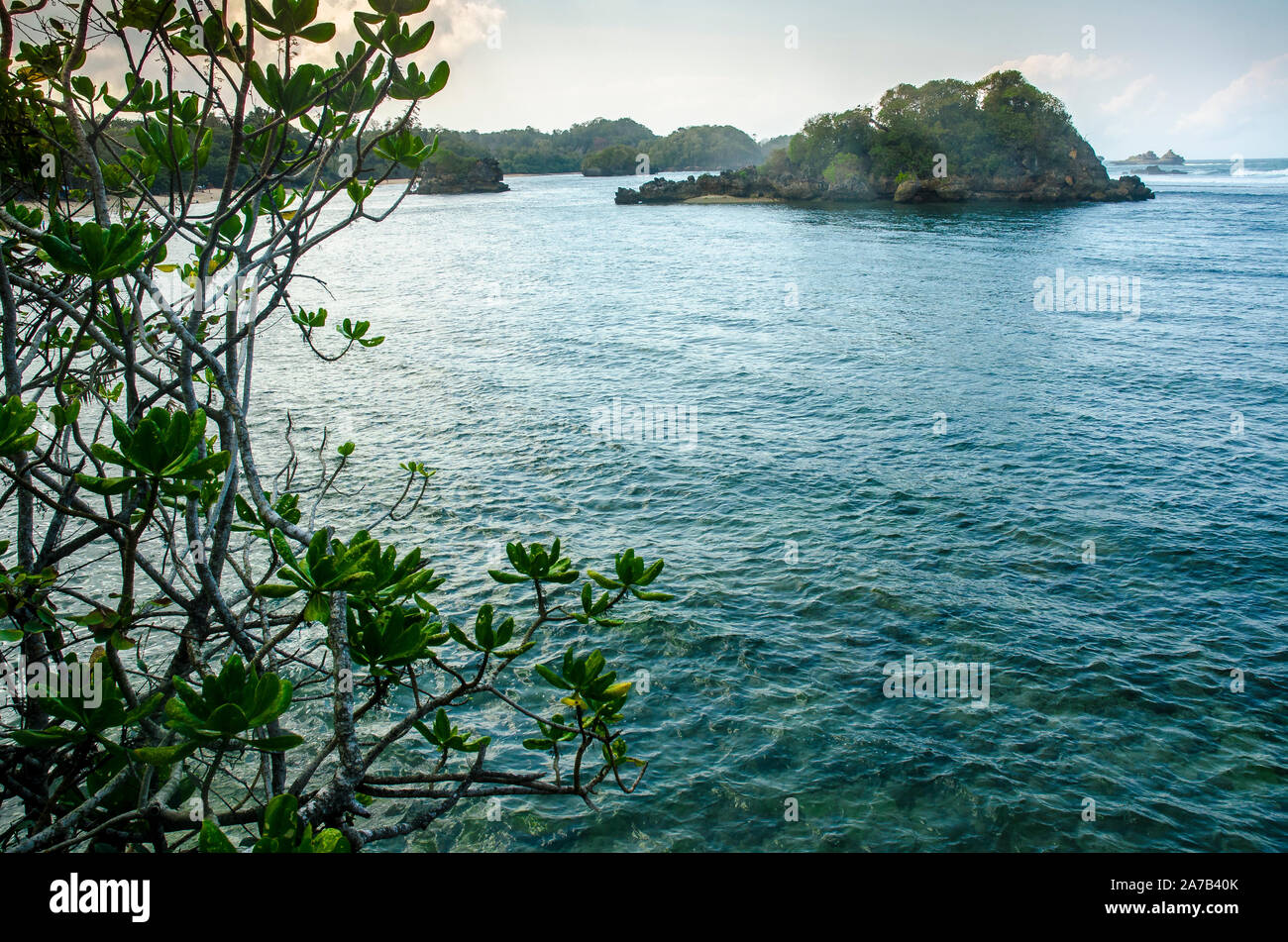 Isola tropicale del mare, Kondang Merak Beach, Malang, East Java, Indonesia Foto Stock