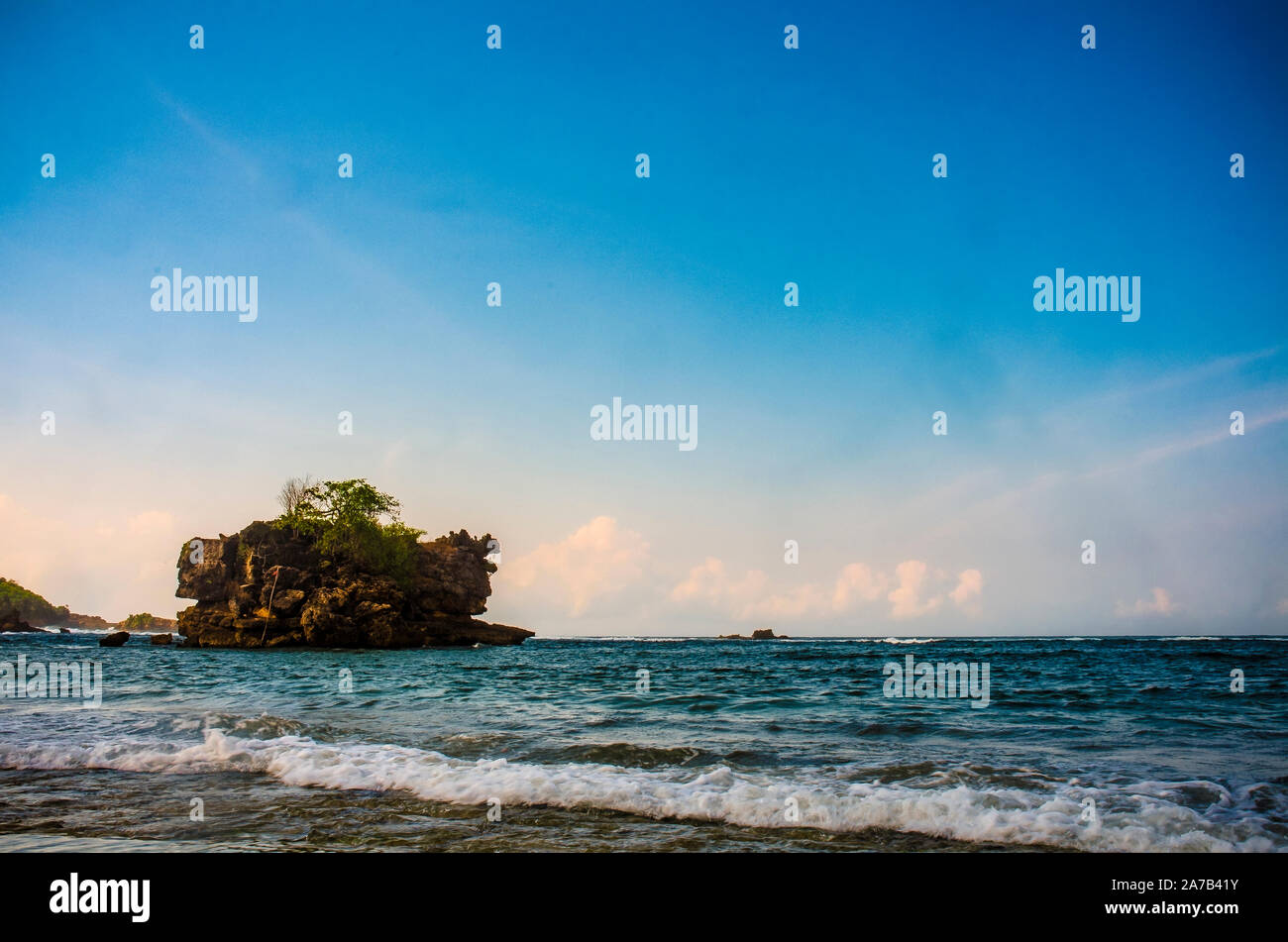 Isola tropicale del mare, Kondang Merak Beach, Malang, East Java, Indonesia Foto Stock