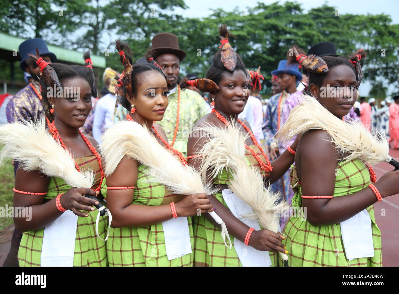 Giovani ragazze africane che mostrano i loro capelli da pesca durante il Festival Nazionale per l'Arte e la Cultura (NAFEST) nello Stato di Edo, Nigeria. Foto Stock