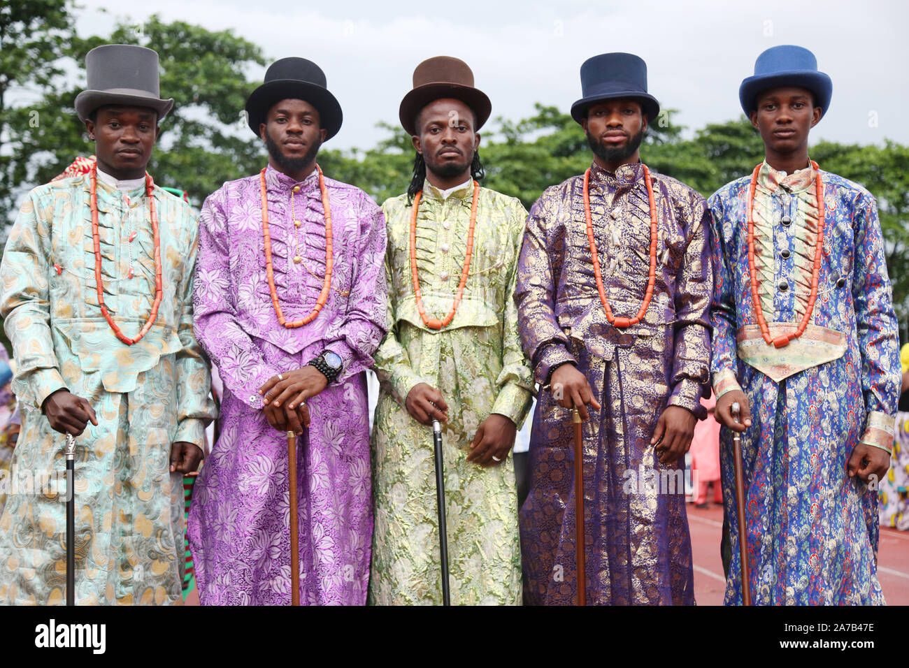 Giovani uomini di Cross Rivers Stato della Nigeria posa con il loro abbigliamento tradizionale durante il Festival Nazionale per le Arti e la Cultura (NAFEST) nello Stato di Edo. Foto Stock