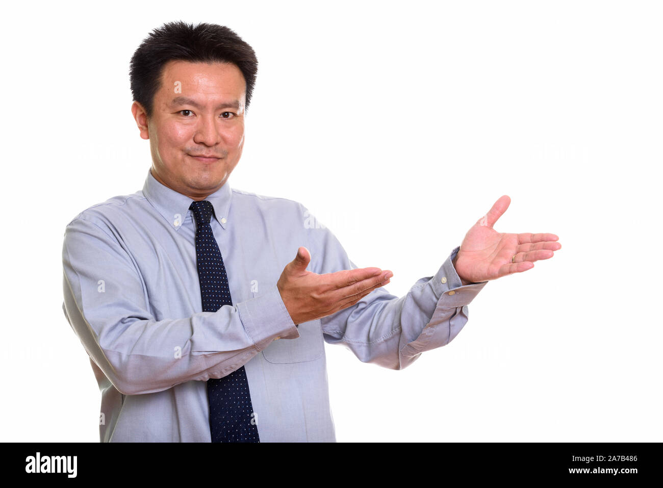 Studio shot di giapponese uomo isolato contro uno sfondo bianco Foto Stock