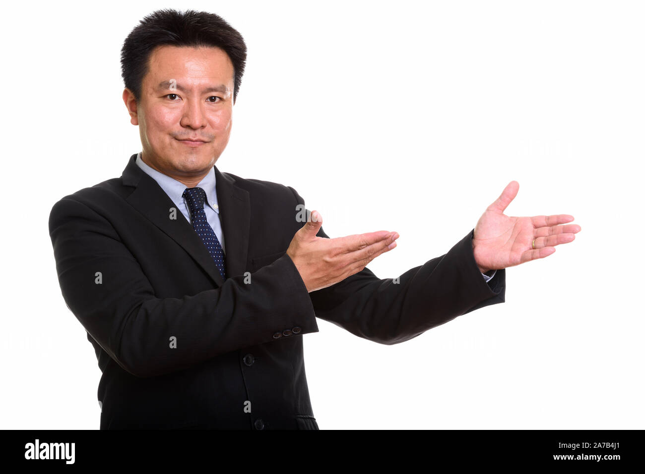 Studio shot di giapponese uomo isolato contro uno sfondo bianco Foto Stock