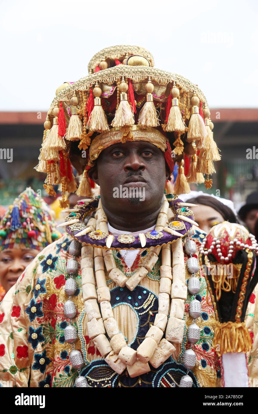 Un uomo nel tradizionale Attire of Rivers Tribe della Nigeria durante il Festival Nazionale per le Arti e la Cultura (NAFEST) nello Stato di Edo, Nigeria. Foto Stock