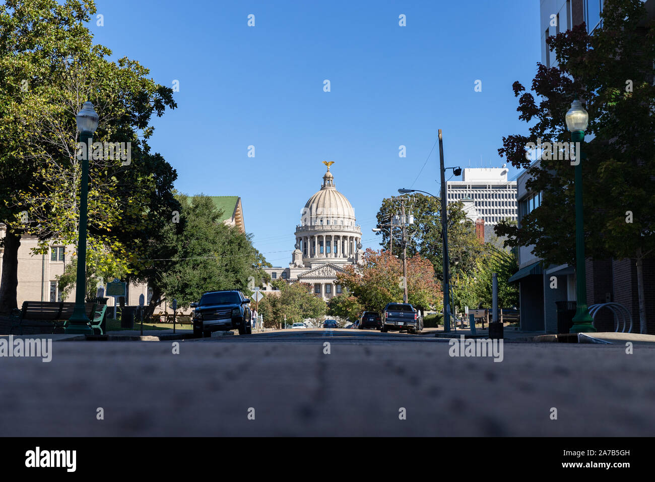Jackson, MS / STATI UNITI D'America - 24 Ottobre 2019: Guardando giù Congress street alla MS State Capitol nel centro cittadino di Jackson. Foto Stock