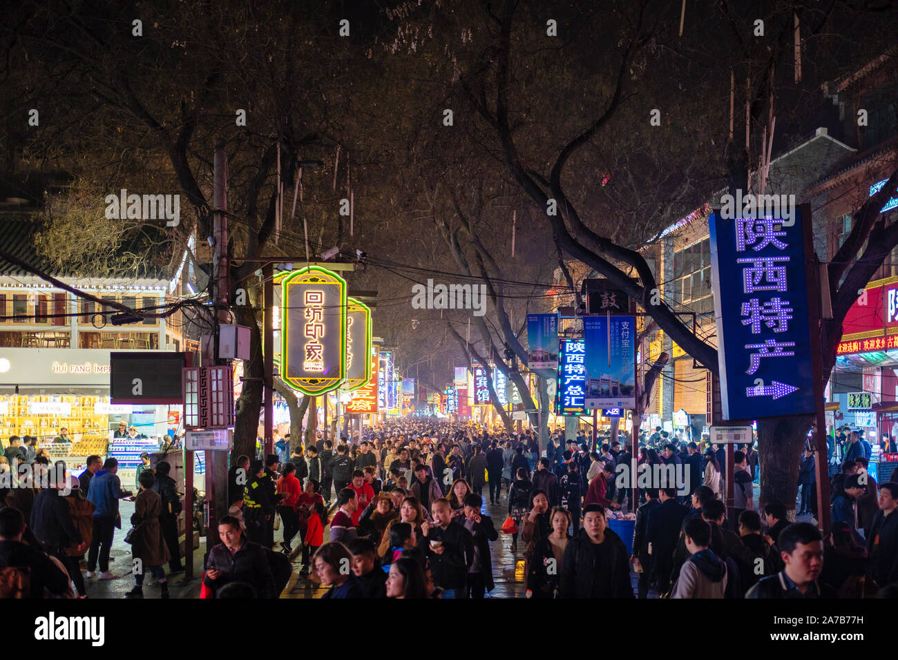 Strada musulmana illuminata di notte con la gente, Xian, Shaanxi Provence Cina Foto Stock