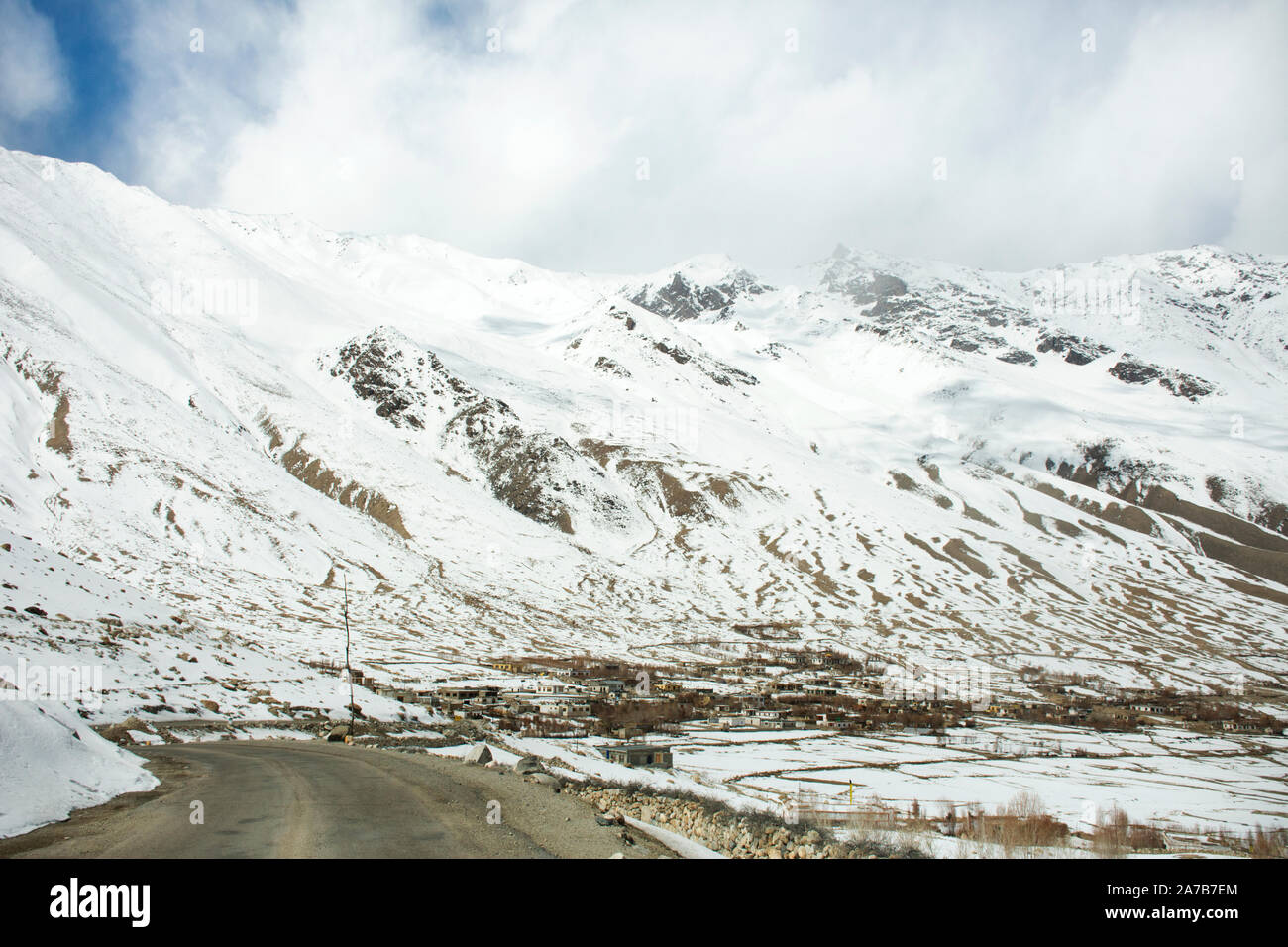 Visualizzare il paesaggio con le montagne Himalaya gamma tra Khardung La strada pass vai alla Valle di Nubra con Khalsar villaggio Hunder in città durante la stagione invernale Foto Stock