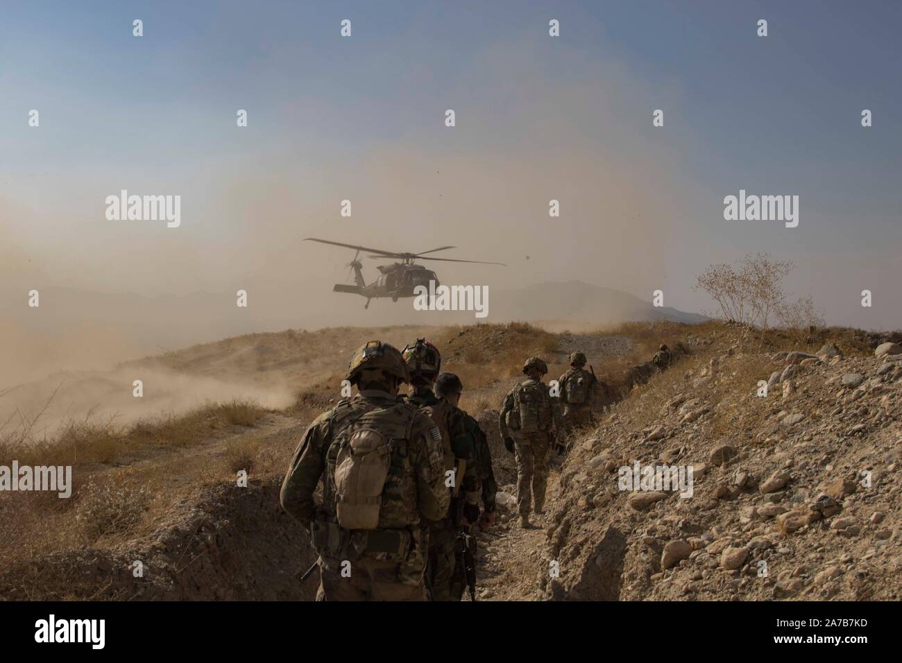 Esercito Nazionale Afghano soldati assegnato all'203rd Thunder Corps, esercito nazionale afghano, insieme con gli Stati Uniti e i consulenti di coalizione assegnata al 1° Divisione Corazzate operazione di supporto supporto Risoluzione e libertà di Sentinel preparare per condurre una estrazione (EXFIL) da un avamposto di avanzamento durante un Afghan-led ed eseguire l'operazione di liquidazione di Settembre 25, 2019 nel sud-est dell'Afghanistan. La risoluta supporto è nato-led, non-missione di combattimento a treno, consigliare e assistere la nazionale afghana delle Forze di Difesa e Sicurezza (ANDSF). Foto Stock