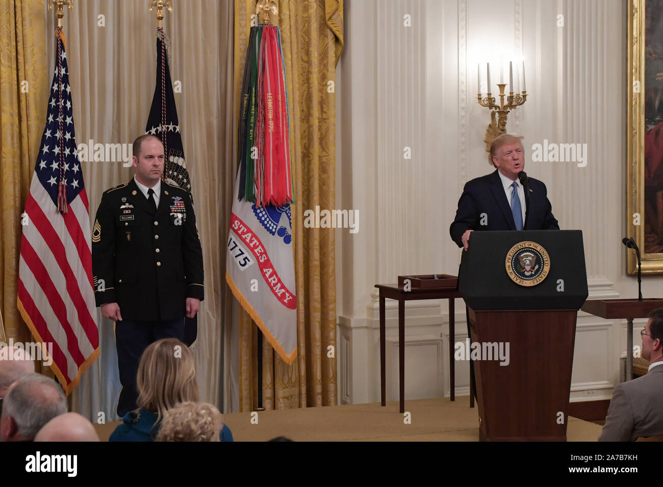 Presidente Trump dà il suo commento durante la medaglia di Honor cerimonia PER GLI STATI UNITI Esercito Sgt Master. Matteo O. Williams presso la Casa Bianca di Washington, D.C., Ott. 30, 2019. Williams è stato premiato con la medaglia d'onore per le sue azioni mentre si serve come un sergente di armi con le Forze Speciali distacco operativo Alfa 3336, Operazioni speciali Task Force-33, a sostegno dell'Operazione Enduring Freedom in Afghanistan il 6 aprile 2008. (U.S. Esercito Foto di Sgt. Keisha marrone) Foto Stock