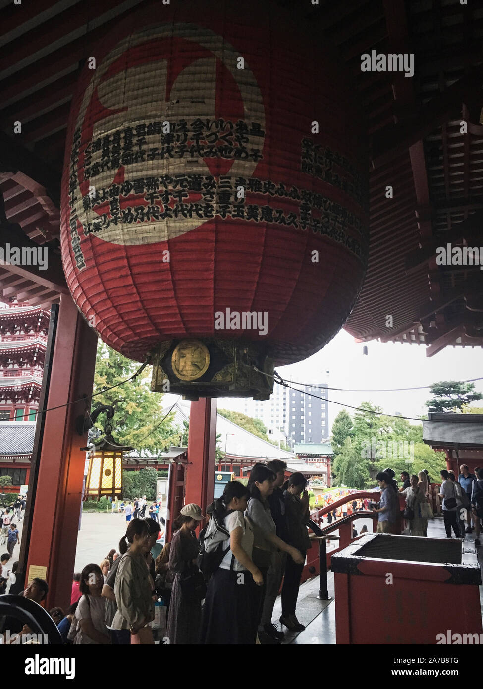 La Lanterna gigante all'ingresso del tempio di Sensoji nel Demboin Giardino del Tempio. Foto Stock