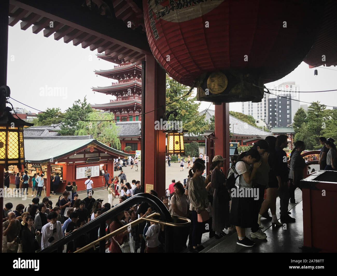 La Lanterna gigante all'ingresso del tempio di Sensoji nel Demboin Giardino del Tempio. Foto Stock